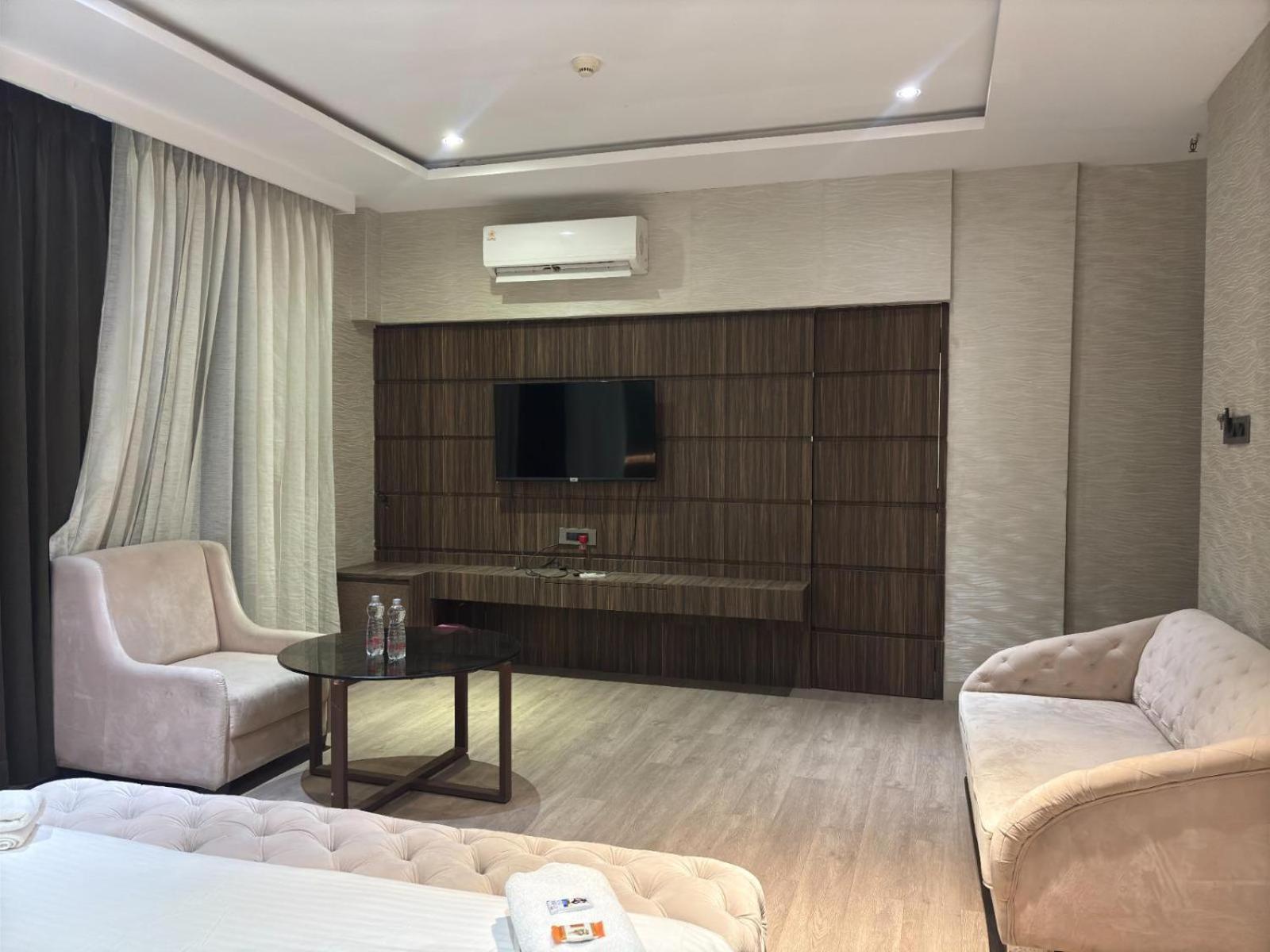 Hotel Elegant Inn Σουράτ Εξωτερικό φωτογραφία