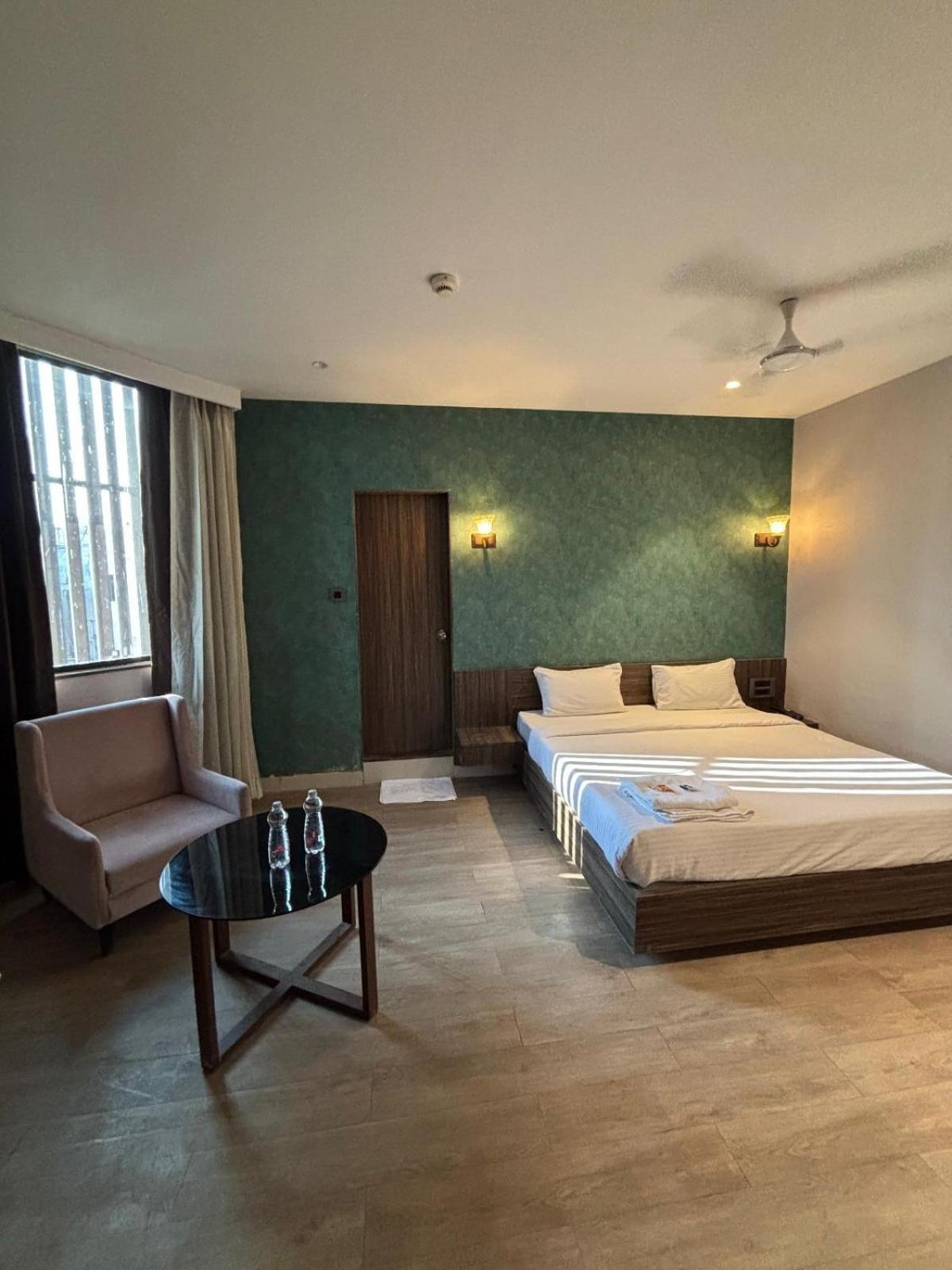 Hotel Elegant Inn Σουράτ Εξωτερικό φωτογραφία