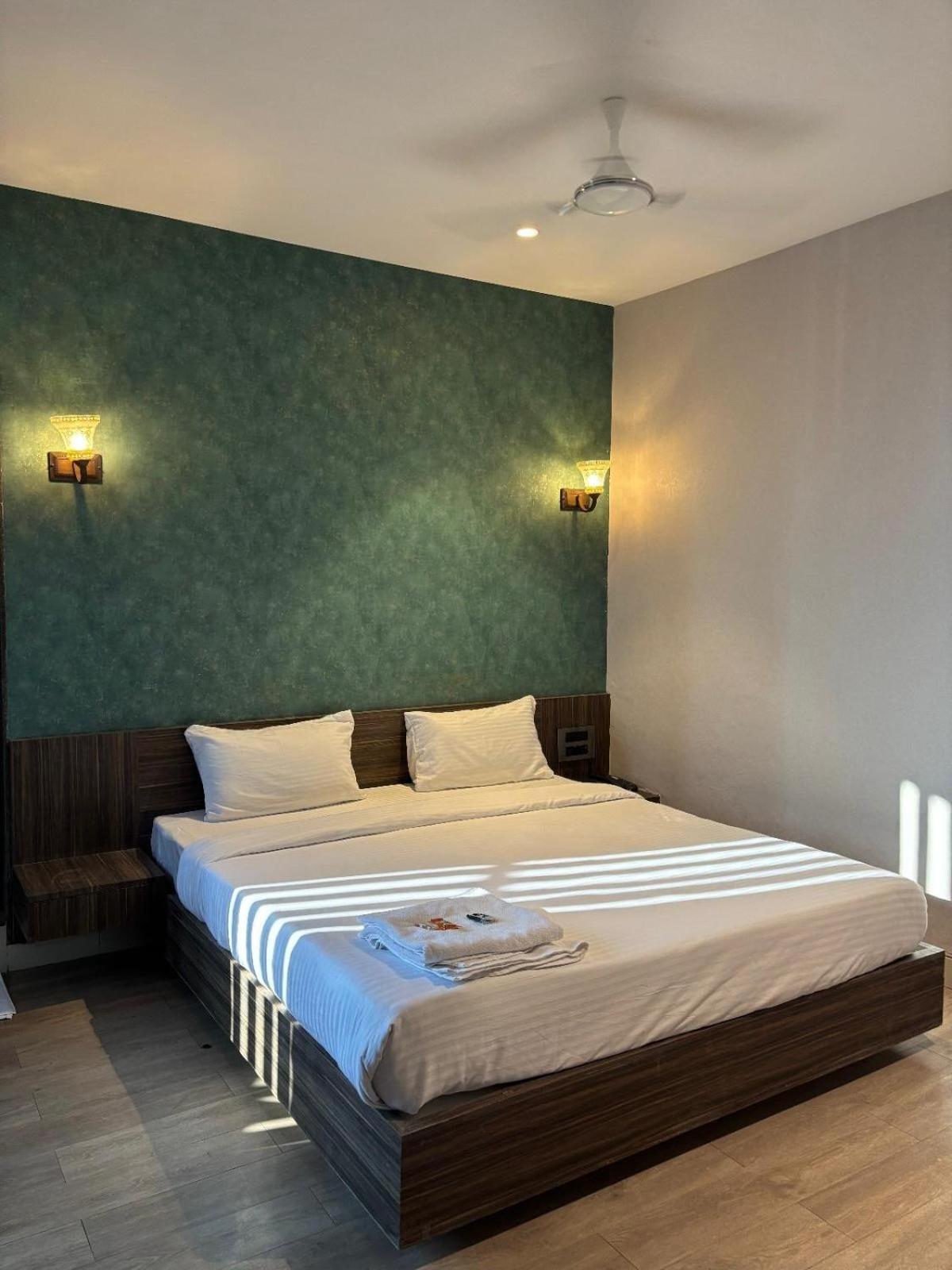 Hotel Elegant Inn Σουράτ Εξωτερικό φωτογραφία