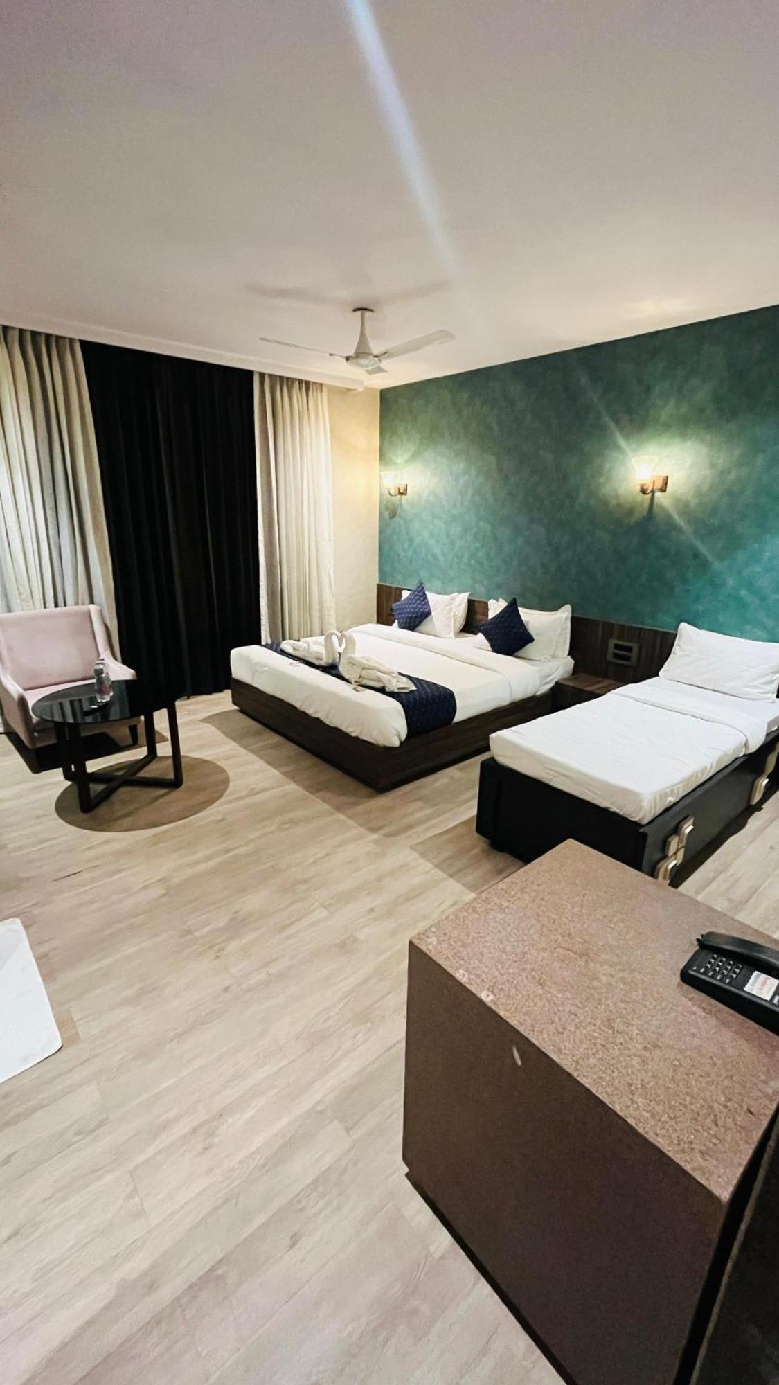 Hotel Elegant Inn Σουράτ Εξωτερικό φωτογραφία