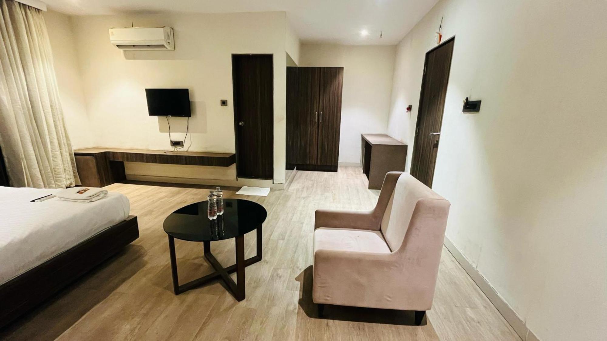Hotel Elegant Inn Σουράτ Εξωτερικό φωτογραφία